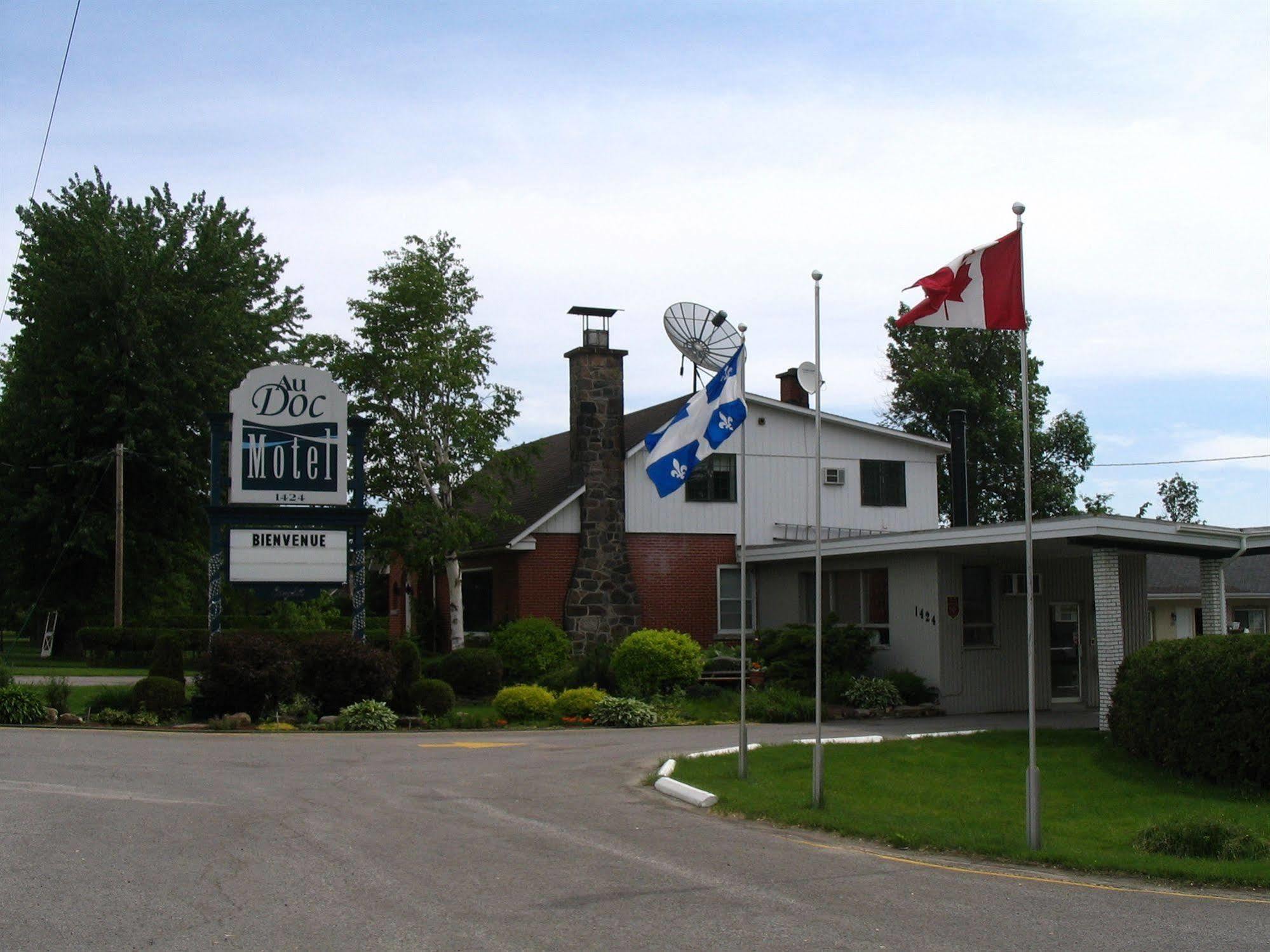 Au Doc Motel Repentigny Exterior photo
