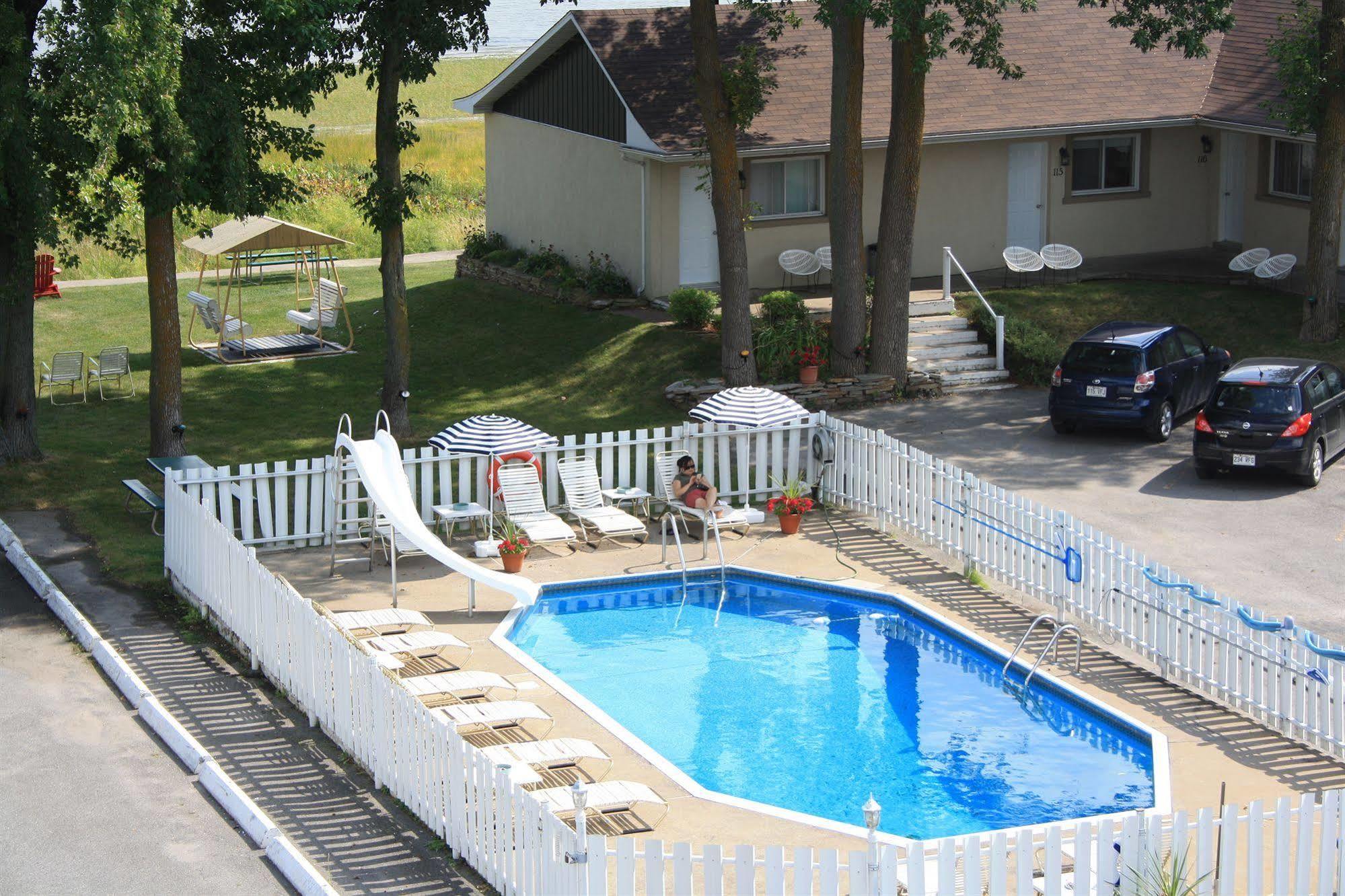 Au Doc Motel Repentigny Exterior photo